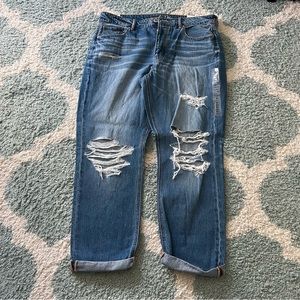 AE Ripped Low-Rise Tomgirl Jean Size 10 short NWT